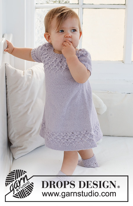 Bellflower Dress / DROPS Baby 43-11 - Robe tricotée de haut en bas pour bébé et enfant, avec empiècement arrondi et point ajouré, en DROPS Alpaca. Du 0 au 4 ans.