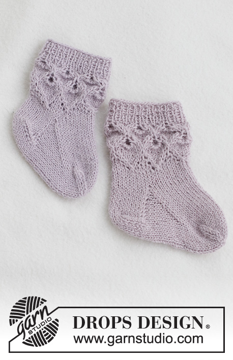 Bellflower Socks / DROPS Baby 43-12 - Strikkede sokker til baby i DROPS Alpaca. Arbeidet strikkes med hullmønster og vrangbord. Størrelse 1 mnd – 2 år.