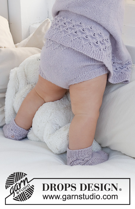 Bellflower Shorts / DROPS Baby 43-13 - Baby kalhotky s krajkovým vzorem pletené shora dolů z příze DROPS Alpaca. Velikost 1 měsíc – 2 roky.