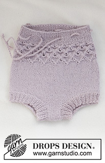 Bellflower Shorts / DROPS Baby 43-13 - Gestrickte Shorts für Babys / Babyhöschen in DROPS Alpaca. Die Arbeit wird von oben nach unten mit Lochmuster und Rippenmuster gestrickt. Größe 1 Monate – 2 Jahre.
