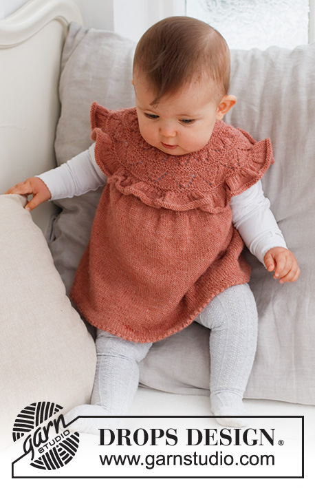Sweet Primrose Dress / DROPS Baby 43-15 - Vestido tricotado de cima para baixo para bebé e criança com encaixe arredondado, ponto rendado e folho no encaixe, em DROPS Alpaca. Dos 0 meses aos 6 anos.