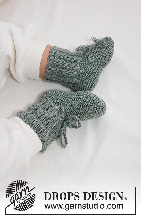 Tide Socks / DROPS Baby 43-20 - Pantuflas de punto para bebés y niños en DROPS BabyMerino. Números: Prematuro – 4 años.