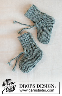 Tide Socks / DROPS Baby 43-20 - Pantofole per neonati e bambini lavorate ai ferri in DROPS Baby Merino. Lavorate a maglia legaccio. Taglie: Prematuri - 4 anni.