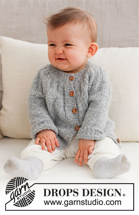 Sweet Gleam Cardigan / DROPS Baby 43-6 - Gilet tricoté de haut en bas pour bébé, avec empiècement arrondi et empiècement en côtes, en DROPS Sky. De la taille préma au 2 ans.