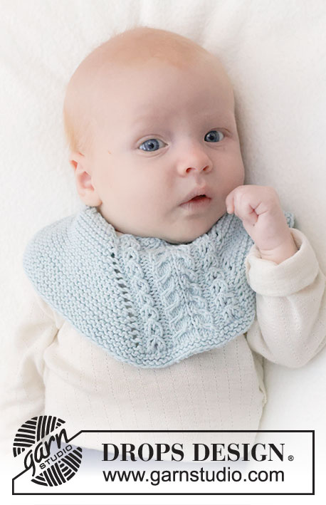 Cables and Cuddles Bib / DROPS Baby 45-16 - Bavoir tricoté pour bébé en DROPS Safran. Se tricote en allers et retours, de haut en bas au point mousse, avec torsades. Du 0 au 4 ans