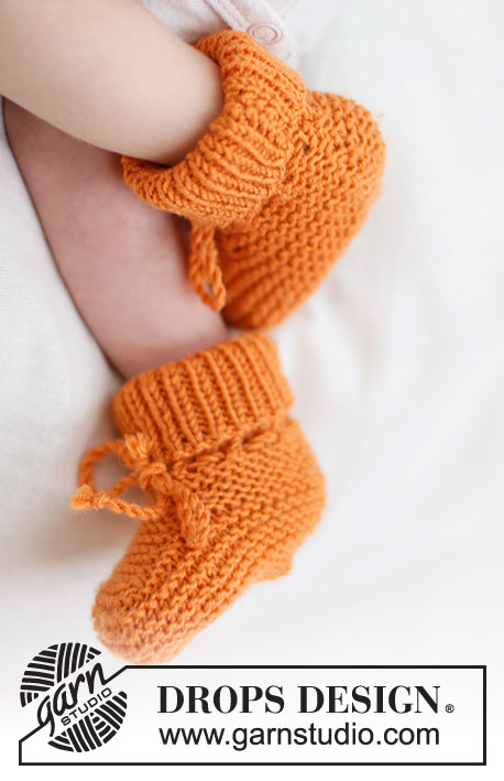 Orange Muffin Slippers / DROPS Baby 45-20 - Stickade tofflor till baby i DROPS BabyMerino. Arbetet stickas uppifrån och ner i rätstickning. Storlek 0 – 4 år.