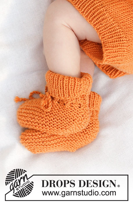 Orange Muffin Slippers / DROPS Baby 45-20 - Patucos a punto para bebés en DROPS BabyMerino. La labor está realizada de arriba abajo en punto musgo. Talla  0 - 4 años