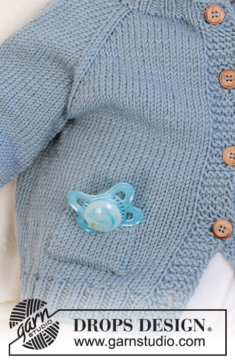 Blue Song / DROPS Baby 45-21 - Dziecięcy rozpinany sweter na drutach, przerabiany od góry do dołu, z włóczki DROPS Merino Extra Fine. Z reglanowymi rękawami i kieszeniami. Od 0 do 2 lat.