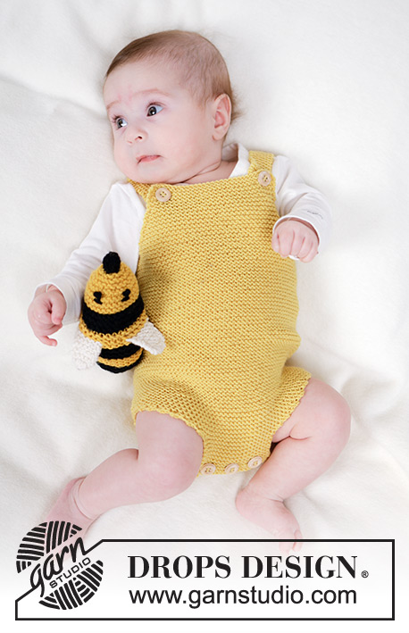 Bumblebee Romper / DROPS Baby 45-3 - Mono a punto para bebés en DROPS BabyMerino. La prenda está realizada de arriba abajo en punto musgo. Tallas 0 - 4 años.