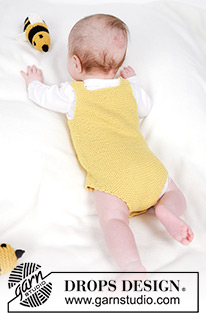 Bumblebee Romper / DROPS Baby 45-3 - Fofo tricotado para bebé em DROPS BabyMerino. Tricota-se de baixo para cima em ponto jarreteira. Tamanhos: 0 - 4 anos.