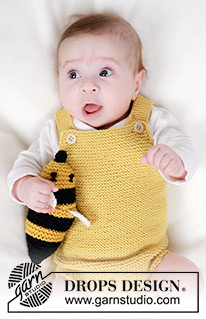 Bumblebee Romper / DROPS Baby 45-3 - Prjónuð samfella fyrir börn úr DROPS BabyMerino. Stykkið er prjónað ofan frá og niður í garðaprjóni. Stærð 0 – 4 ára.