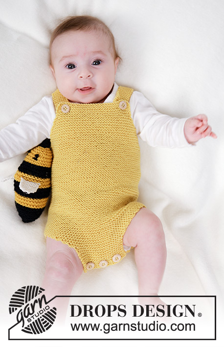 Bumblebee Romper / DROPS Baby 45-3 - Mono a punto para bebés en DROPS BabyMerino. La prenda está realizada de arriba abajo en punto musgo. Tallas 0 - 4 años.