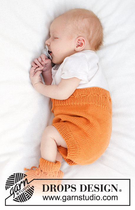Orange Muffin Shorts / DROPS Baby 45-8 - Gebreide korte broek voor baby’s in DROPS BabyMerino. Het werk wordt van boven naar beneden gebreid in tricotsteek. Maat 0 - 4 jaar