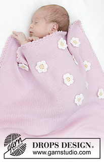 Little Daisy Blanket / DROPS Baby 46-1 - Manta a punto para bebé en DROPS BabyMerino. La labor está realizada en punto jersey con remate a ganchillo y flores. Tema: Manta para bebé