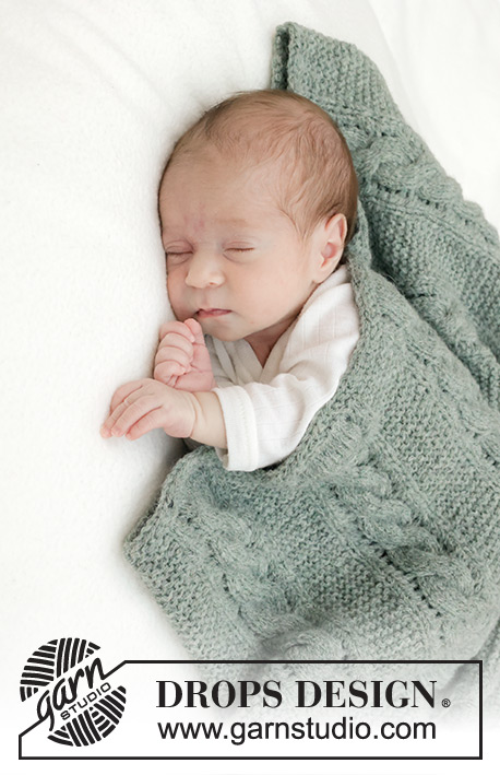 Soft Dream Blanket / DROPS Baby 46-11 - Strikket babyteppe i DROPS Sky. Arbeidet strikkes frem og tilbake med fletter og riller.