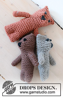Tiny Bear / DROPS Baby 46-17 - Urso tricotado para bebé e criança em DROPS Merino Extra Fine. Tricota-se de cima para baixo, em ponto jarreteira com olhos e nariz bordado. Tema: Brinquedos.
