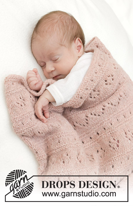 Pink Sea Blanket / DROPS Baby 46-9 - Manta para bebé en DROPS Sky. La labor está realizada con patrón de calados y punto musgo.