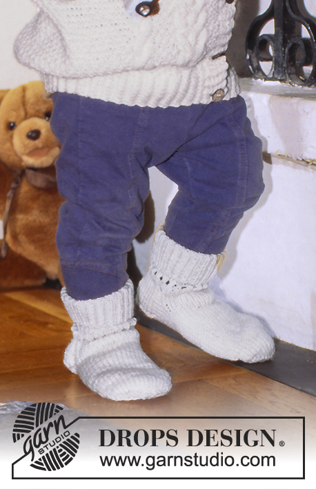DROPS Baby 5-10 - Ensemble Gilet et chaussettes tricotés en DROPS Karisma ou DROPS Cotton Merino. Se tricote avec torsades et point texturé.