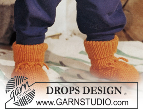 DROPS Baby 5-15 - Cardigan, hat and socks in Karisma Superwash.