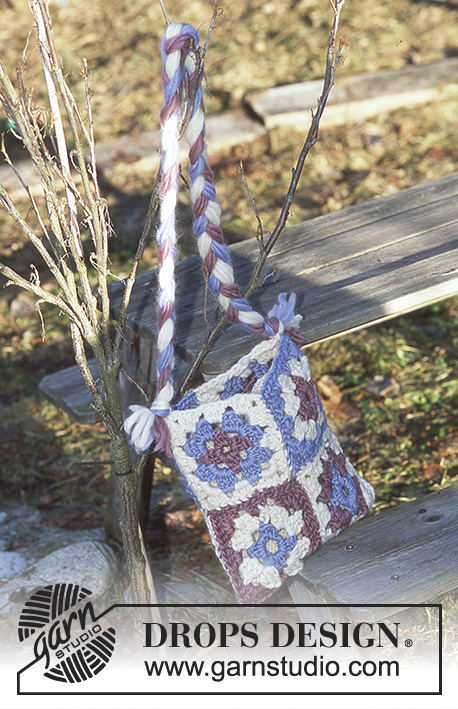 Snow Gnome Bag / DROPS Children 12-53 - Hæklet taske til børn i DROPS Snow. Arbejdet hækles med bedstemorruder og  flettet skulderrem.