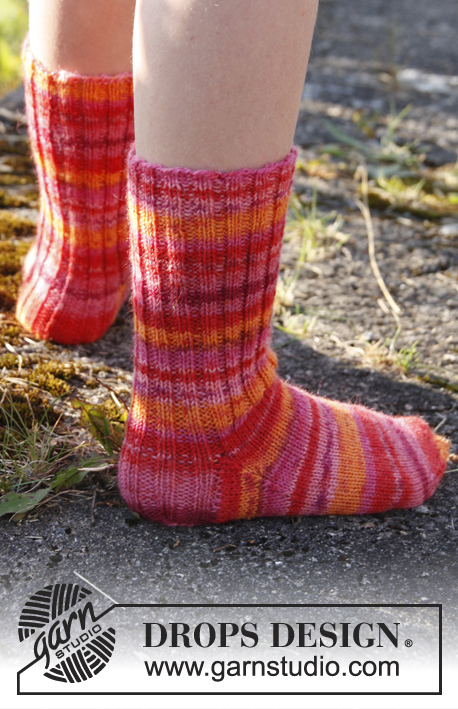 Jenna / DROPS Children 22-13 - Dětské ponožky s pružným vzorem pletené z příze DROPS Fabel. Velikost 15 – 37.