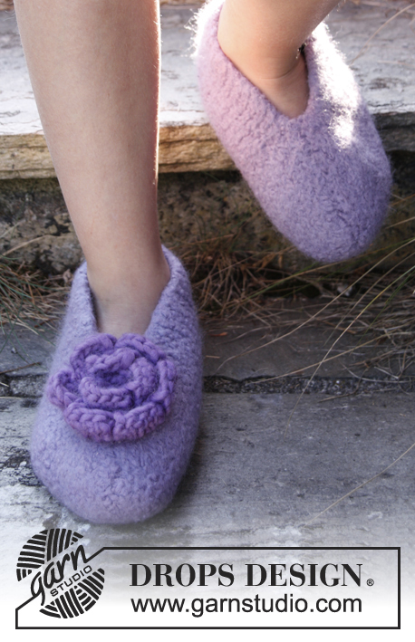 Fairy Slippers / DROPS Children 22-24 - Pantofole infeltrite DROPS con fiore all’uncinetto in Snow. 
Taglie: dalla 23 alla 37.
