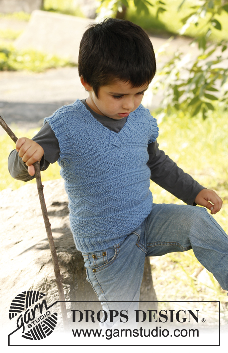 Luca / DROPS Children 22-42 - Chaleco / chaleco sin mangas de punto con patrón texturado y escote en V, en DROPS Karisma. Tallas para niños, 3 a 12 años.