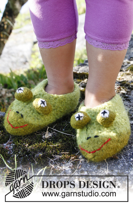 Kermit / DROPS Children 22-6 - Pantofole infeltrite DROPS a forma di rana in Snow. 
Taglie: dal 23 al 37