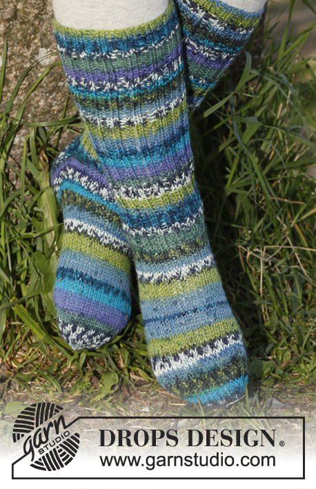 Blueberry fields / DROPS Children 23-30 - Knitted children socks in DROPS Fabel.