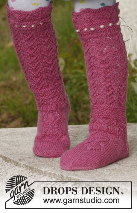 Princess socks / DROPS Children 23-45 - Lapsen neulotut sukat DROPS Fabel-langasta. Työssä on pitsineuletta.