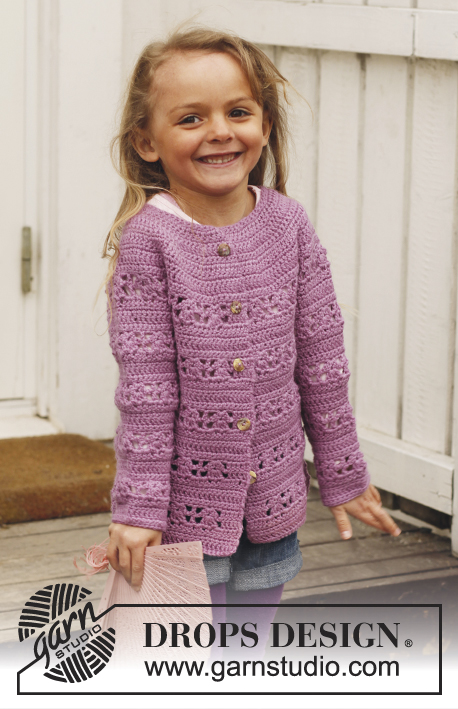 Amelie Smiles / DROPS Children 24-38 - Ażurowy rozpinany sweter „top down”, na szydełku, z zaokrąglonym karczkiem, z włóczki DROPS Karisma. Od 3 do 12 lat.  