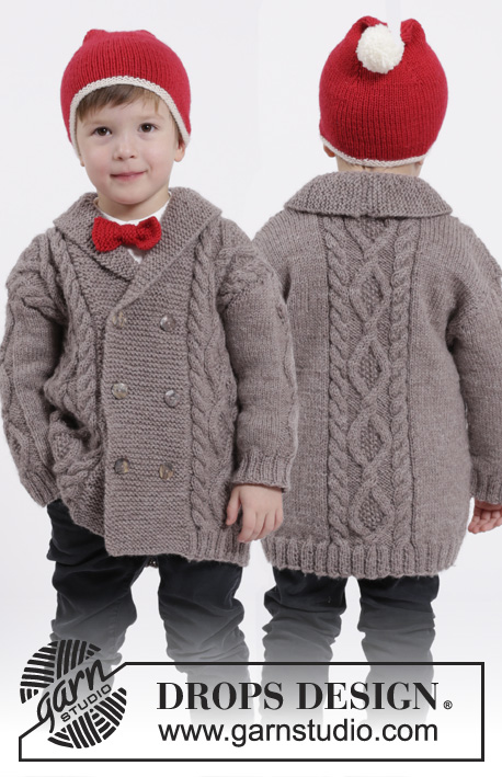 Charming Cooper / DROPS Children 26-16 - Ensemble: Veste tricotée avec torsades et col châle, bonnet à pompon et nœud papillon, en DROPS Karisma. Pour enfant du 3 au 12 ans.