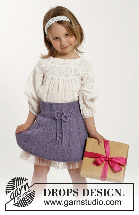Blushing Blue / DROPS Children 26-8 - Knitted skirt with lace pattern in DROPS Alpaca. Size children 2 - 10 years