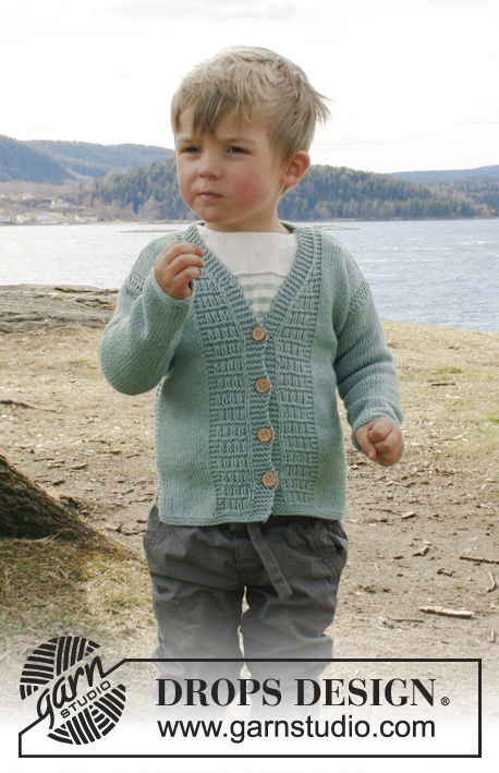Adrien / DROPS Children 28-4 - Vauvan ja lapsen neulottu jakku DROPS Cotton Merino -langasta. Työssä on kohoneuletta, V-aukko ja sivuhalkiot. Koot 0 - 6 vuotta.