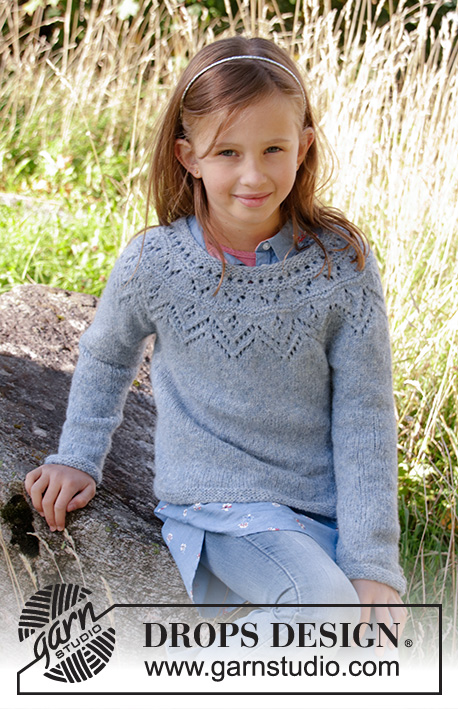 Agnes Sweater / DROPS Children 34-10 - Dětský pulovr s kruhovým sedlem a krajkovým vzorem pletený shora dolů z příze DROPS Sky. Velikost 3-12 let.