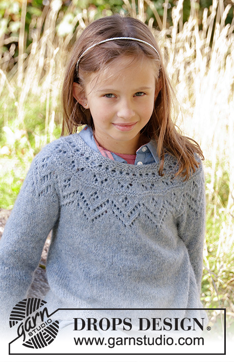Agnes Sweater / DROPS Children 34-10 - Dětský pulovr s kruhovým sedlem a krajkovým vzorem pletený shora dolů z příze DROPS Sky. Velikost 3-12 let.