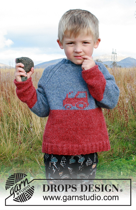 Tiny Trucker / DROPS Children 34-15 - Gebreide trui met raglan en geborduurde tractor voor kinderen in DROPS Sky. Maten 2-12 jaar.