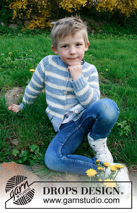 Sky Stripes Jacket / DROPS Children 34-20 - Gilet enfant tricoté de haut en bas, avec rayures, emmanchures raglan et point texturé, en DROPS Sky. Du 2 au 12 ans