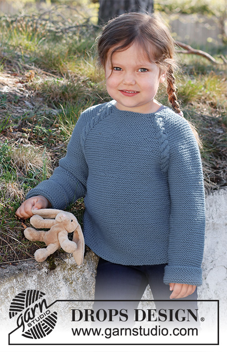 Autumn Smiles Jumper / DROPS Children 37-14 - Stickad tröja till baby och barn med raglan i DROPS Karisma. Arbetet stickas uppifrån och ner med rätstickning och flätor. Storlek 6 månader - 8 år.