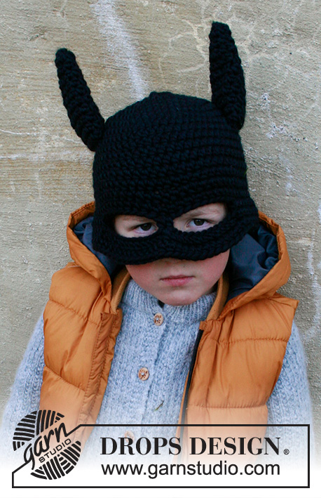 Bat Hat / DROPS Children 37-25 - Gehäkelte Fledermaus – Mütze mit Ohren und Maske für Kinder in DROPS Snow. Größe 1 - 8 Jahre. Thema: Halloween.