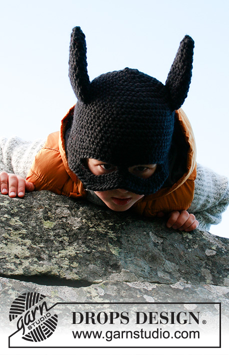Bat Hat / DROPS Children 37-25 - ʹGorro-murciélagoʹ a ganchillo con orejas y máscara para niños en DROPS Snow. Tallas 1 – 8 años. Tema: Halloween.