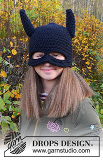 Bat Hat / DROPS Children 37-25 - DROPS Snow lõngast heegeldatud kõrvadega ja maskiga laste nahkhiire müts 1 kuni 8 aastasele. Teema: Halloween