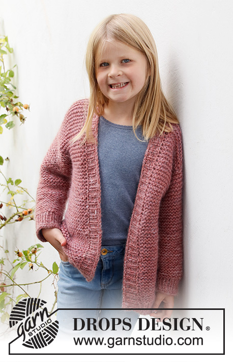 Lovely Camellia Jacket / DROPS Children 40-12 - Dziecięcy sweter rozpinany na drutach, z włóczek DROPS Nepal i DROPS Kid-Silk. Przerabiany ściegiem francuskim z brzegami ściągaczem. Od 3 do 14 lat.