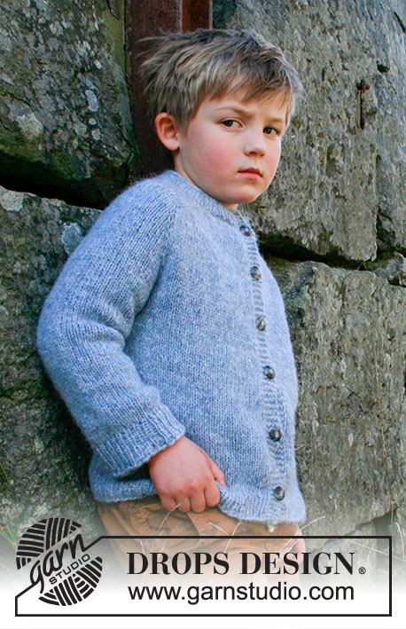 Outdoor Adventure Jacket / DROPS Children 40-17 - Prjónuð peysa fyrir börn úr DROPS Air. Stykkið er prjónað ofan frá og niður með axlarsæti. Stærð 3 til 14 ára.
