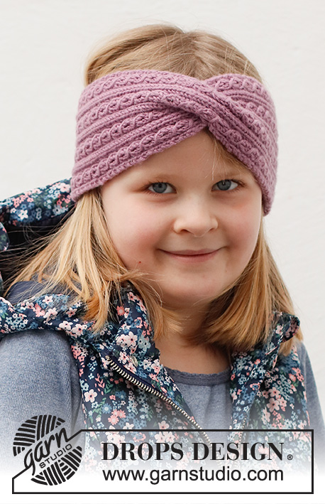 Lavender Laces / DROPS Children 40-28 - Fita de cabelo para criança tricotada com trança, em DROPS Merino Extra Fine. Tamanhos : 2 - 12 anos.