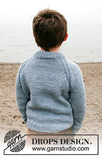 Strand Jumper / DROPS Children 40-3 - Gebreide trui voor kinderen in DROPS Alaska. Het werk wordt van boven naar beneden gebreid met dubbele hals en raglan. Maten 2 tot 12 jaar.