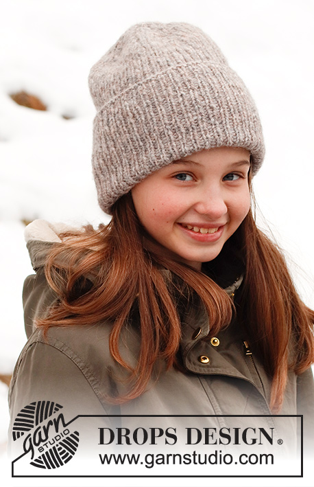 Winter Smiles Hat / DROPS Children 41-22 - Bonnet hipster tricoté pour enfant, en côtes, en DROPS Air. Du 2 au 12 ans.