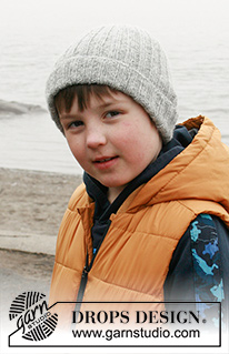 Winter Fun / DROPS Children 41-28 - Gorro para criança tricotado em DROPS Sky. Tricota-se em canelado com dobra. Tamanhos: 2 - 12 anos