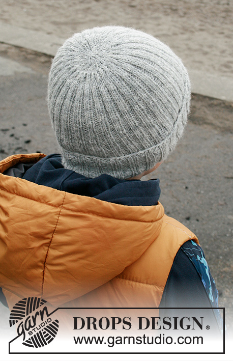 Winter Fun / DROPS Children 41-28 - Gorro para criança tricotado em DROPS Sky. Tricota-se em canelado com dobra. Tamanhos: 2 - 12 anos