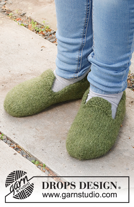 Mossy Dance / DROPS Children 41-30 - Knitted and felted slippers for children in DROPS Alaska. Sizes 26-43 = US 9 1/2 - 12 1/2.
